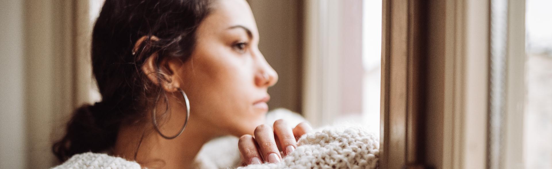 Jonge vrouw staart voor zich uit Jonge vrouw staart voor zich uit