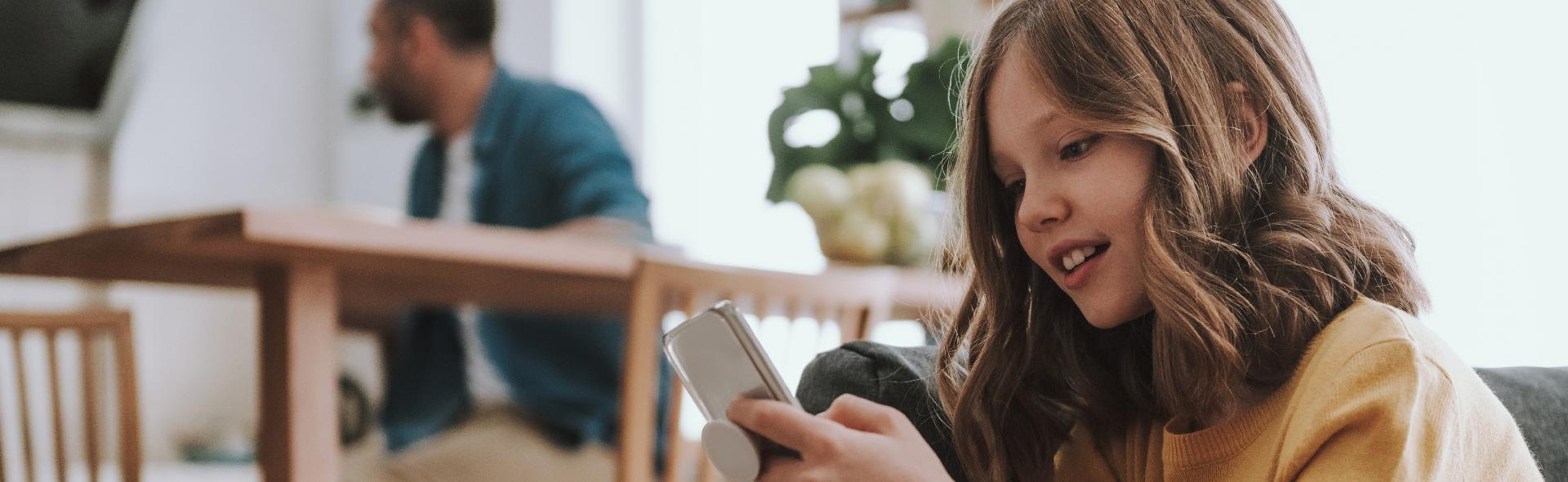 Jong meisje met mobiele telefoon Jong meisje met mobiele telefoon
