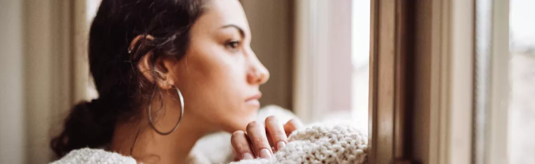 Jonge vrouw staart voor zich uit