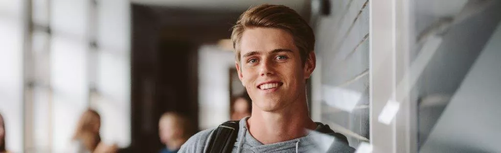 Lachende jeugdige man