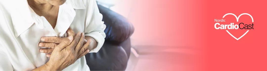 Person som håller båda händerna över bröstet.